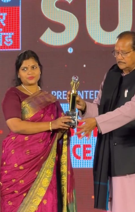 Dr. Anshu Agarwal receiving an award recognising her work in women's health, Ranchi